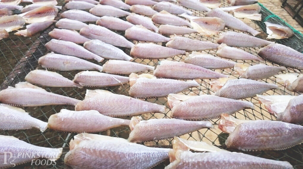 Khô cá đù nguyên con được làm sạch kỹ, bỏ đầu