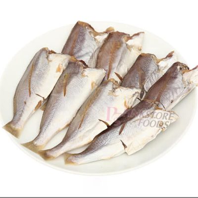 Khô cá đù nguyên con 1 nắng 500g, được bày trên dĩa trước khi chế biến
