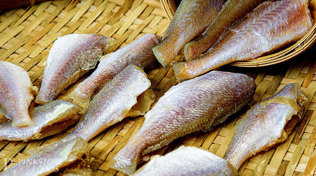 Khô cá đù nguyên con 1 nắng 500g xếp trên trên mẹt tre