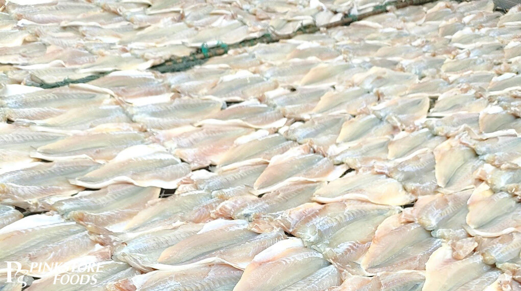 Khô đù phơi đủ 1 nắng vẫn giữ được độ ẩm bên trong thịt cá